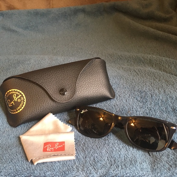 Ray Ban New Wayfarer Classic Sunglasses - Picture 11 of 16